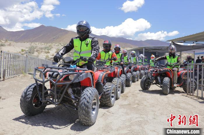 圖為比賽選手途經(jīng)扎囊沙漠公園?！∮文恋厍蚬﹫D
