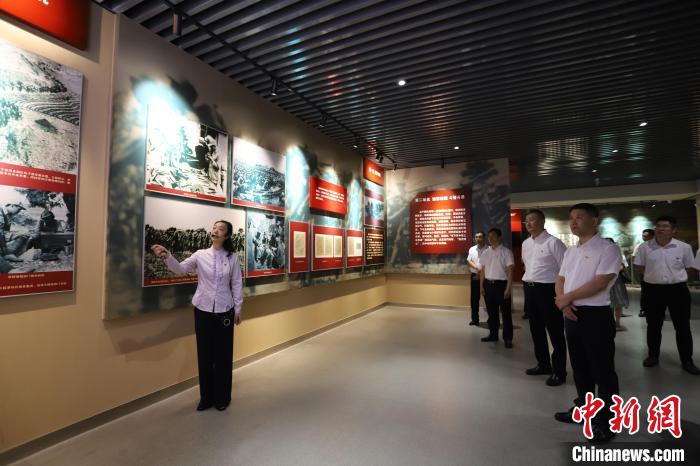 圖為西藏航空一行在臨沂市孟良崮戰(zhàn)役紀(jì)念館開展主題教育活動(dòng)?！〗?攝