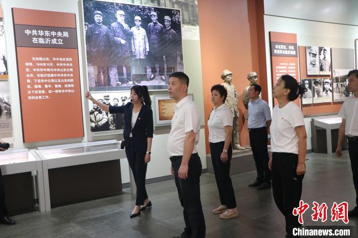 圖為西藏航空一行在臨沂市沂蒙革命紀(jì)念館開展主題教育活動(dòng)?！〗?攝