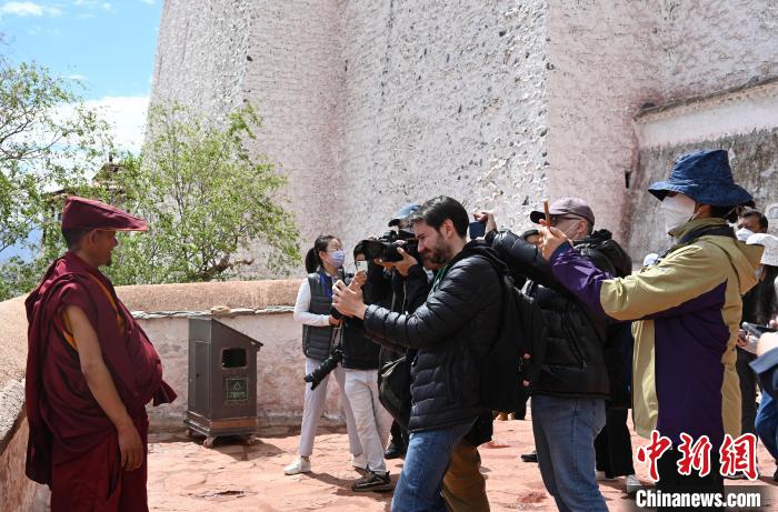 圖為中外媒體拍攝朝拜布達(dá)拉宮的僧人?！≮w朗 攝