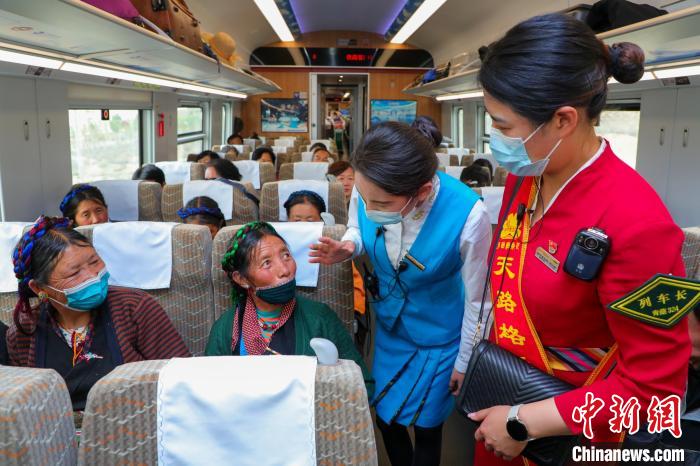 農(nóng)牧民乘坐高原復(fù)興號(hào)動(dòng)車(chē)組出行。　周悅翔 攝