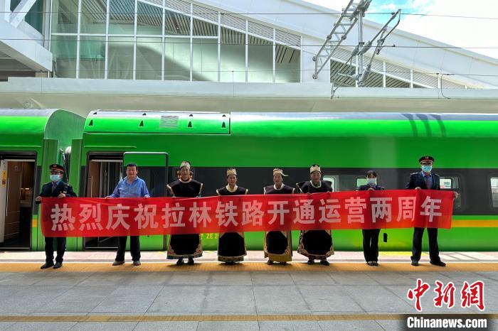中國(guó)鐵路青藏集團(tuán)有限公司慶祝拉林鐵路開(kāi)通運(yùn)營(yíng)兩周年?！±詈Ｐ?攝