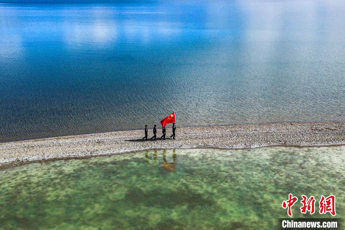 班公湖巡邏現(xiàn)場(chǎng)?！↓埿▲P 攝