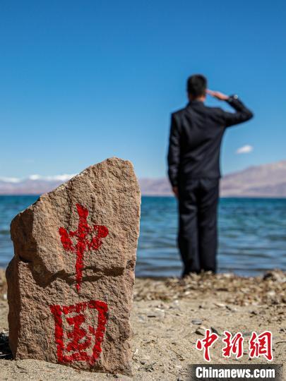 班公湖畔的“中國(guó)”標(biāo)記?！↓埿▲P 攝