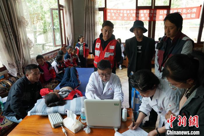 6月27日，西藏康馬縣少崗鄉(xiāng)中心小學(xué)的孩子參加先心病篩查?！√K丹 攝