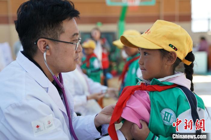 6月27日，西藏康馬縣南尼鄉(xiāng)中心小學(xué)的孩子參加先心病篩查。　蘇丹 攝