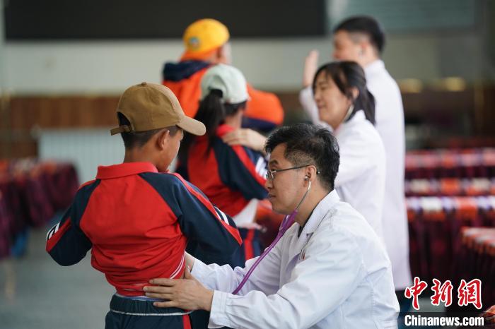 6月26日，西藏日喀則特校的孩子參加先心病篩查?！√K丹 攝