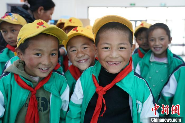 6月27日，西藏康馬縣南尼鄉(xiāng)中心小學(xué)的孩子參加先心病篩查?！√K丹 攝