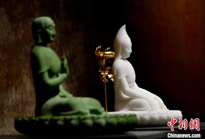 圖為展覽中圍繞西藏歷史與傳統(tǒng)創(chuàng)作的雕塑作品?！±盍?攝