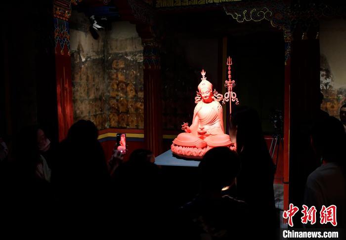 圖為觀眾正在欣賞展覽中的雕塑作品?！±盍?攝