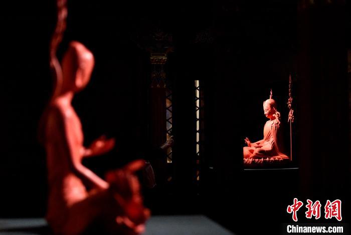 圖為展覽中圍繞西藏歷史與傳統(tǒng)創(chuàng)作的雕塑作品?！±盍?攝