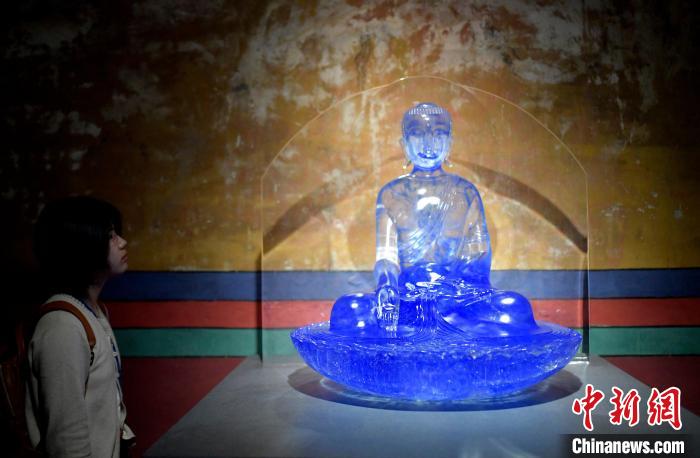 圖為觀眾正在欣賞展覽中的雕塑作品?！±盍?攝