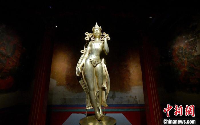 圖為展覽中圍繞西藏歷史與傳統(tǒng)創(chuàng)作的雕塑作品《八萬四千年》?！±盍?攝