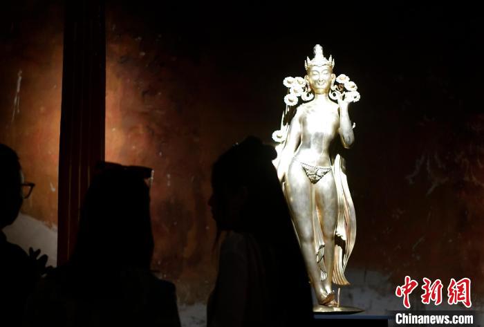 圖為觀眾正在欣賞展覽中的雕塑作品《八萬四千年》。　李林 攝