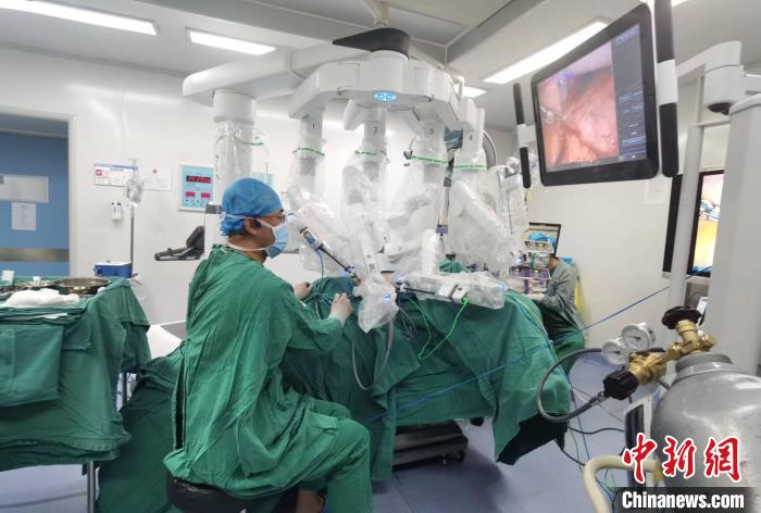 圖為援藏主任郝一昌協(xié)助進(jìn)行達(dá)芬奇機(jī)器人手術(shù)?!∥鞑刈灾螀^(qū)人民醫(yī)院供圖