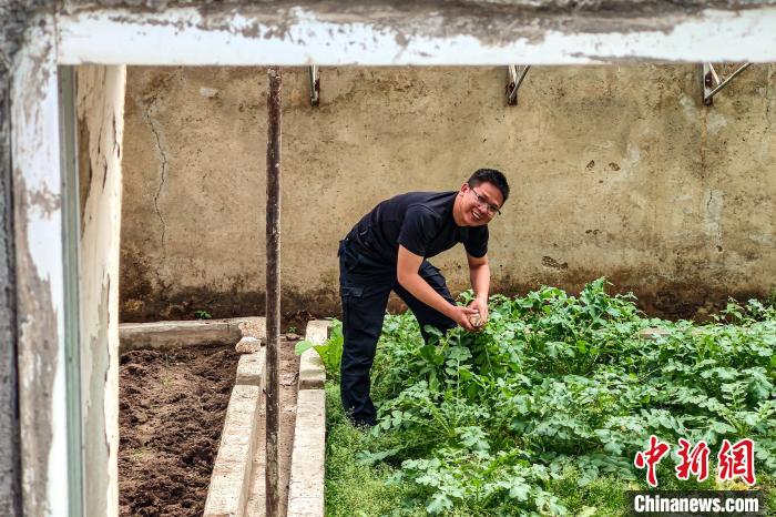 移民管理警察羅忠江在公珠湖執(zhí)勤點(diǎn)的大棚內(nèi)?！↓埿▲P 攝