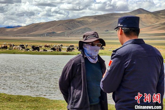 資料圖為民警何宗源在公珠湖了解牧民情況?！↓埿▲P 攝