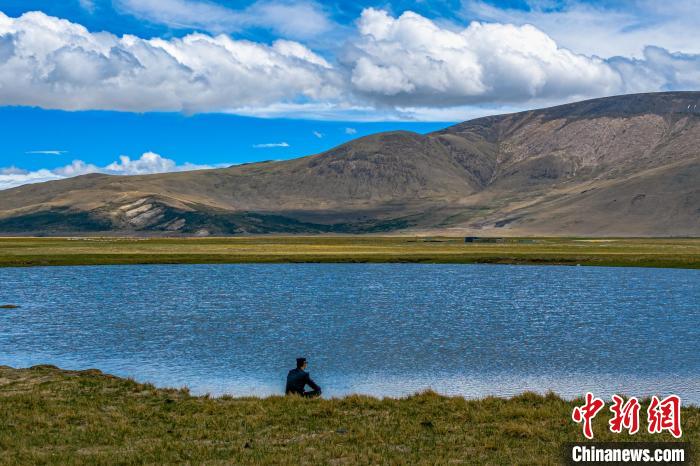 資料圖為執(zhí)勤民警何宗源在公珠湖畔濕地留影?！↓埿▲P 攝