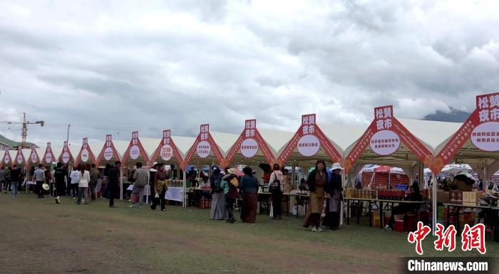 圖為熱鬧的“松贊夜市”?！∝暽＠?攝