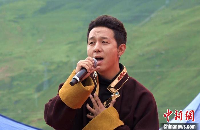 圖為藝人為開幕式獻(xiàn)唱?！∝暽＠?攝