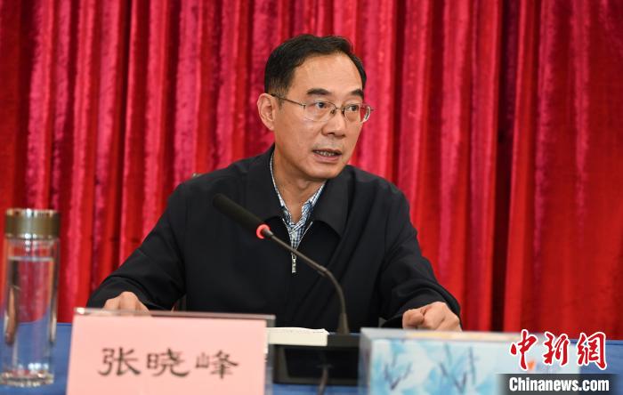 圖為西藏自治區(qū)黨委宣傳部副部長、西藏廣播電視臺黨組書記張曉峰致辭?！≮w朗 攝