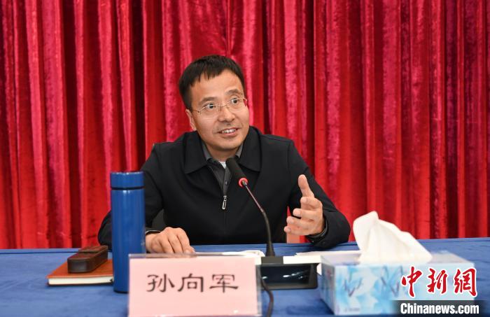 圖為西藏自治區(qū)黨委宣傳部副部長、自治區(qū)社科院黨組書記孫向軍主持活動。　趙朗 攝