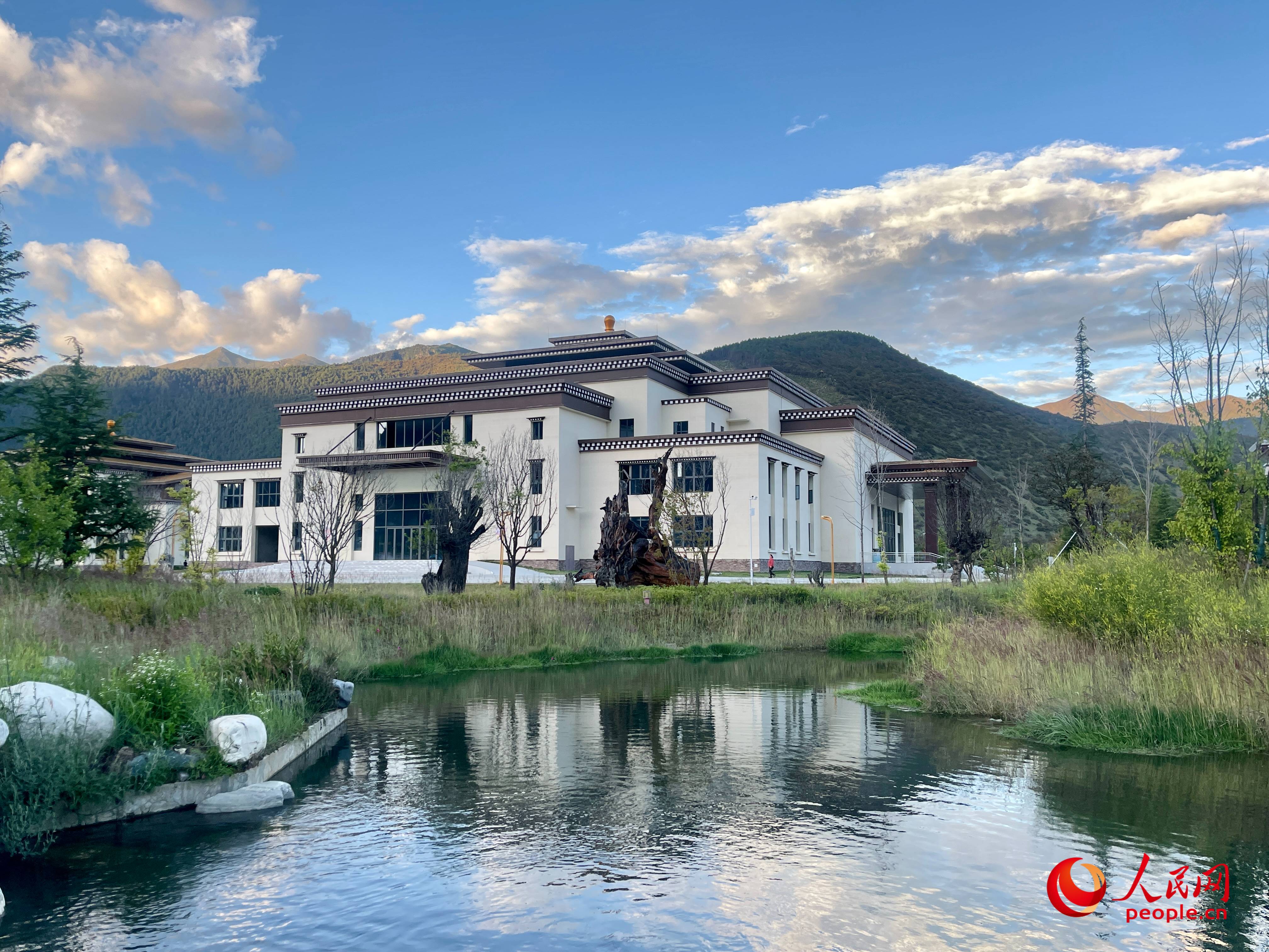 工布公園猶如一幅優(yōu)美畫卷，讓人流連忘返。人民網(wǎng) 周靜圓攝