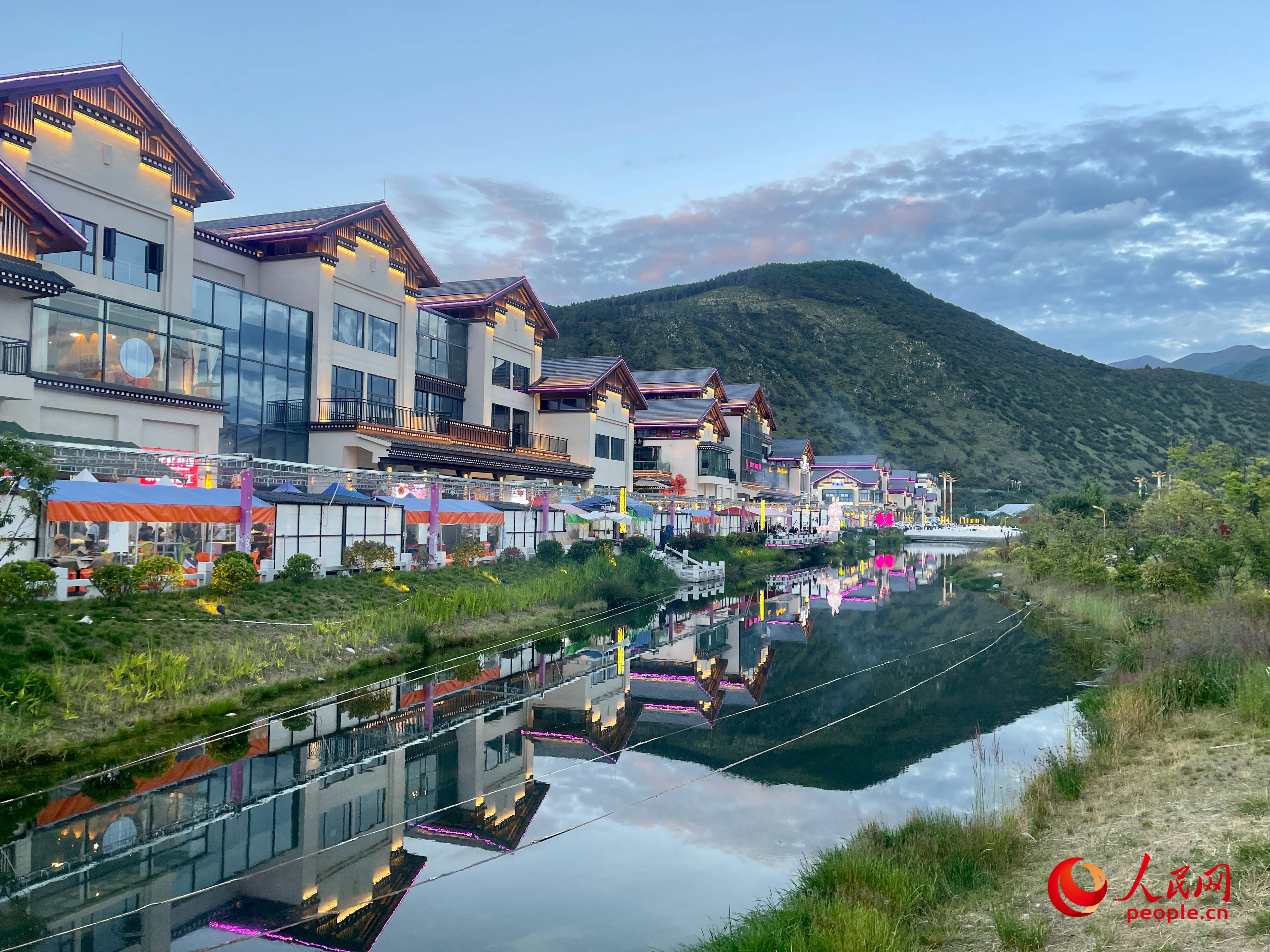 工布公園的一角，風(fēng)景秀麗。人民網(wǎng) 周靜圓攝