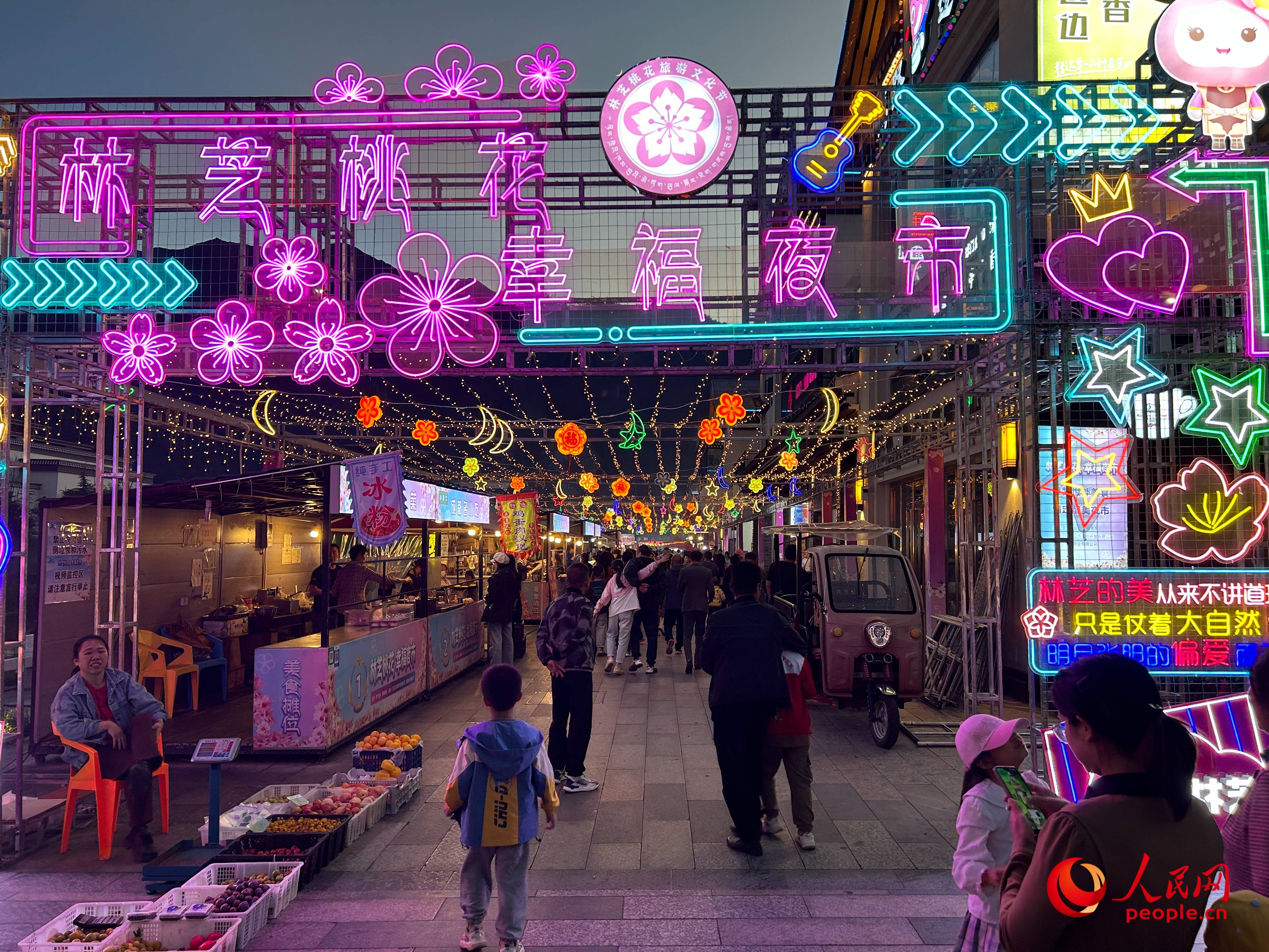 工布公園里的夜市，人來人往。人民網(wǎng) 周靜圓攝