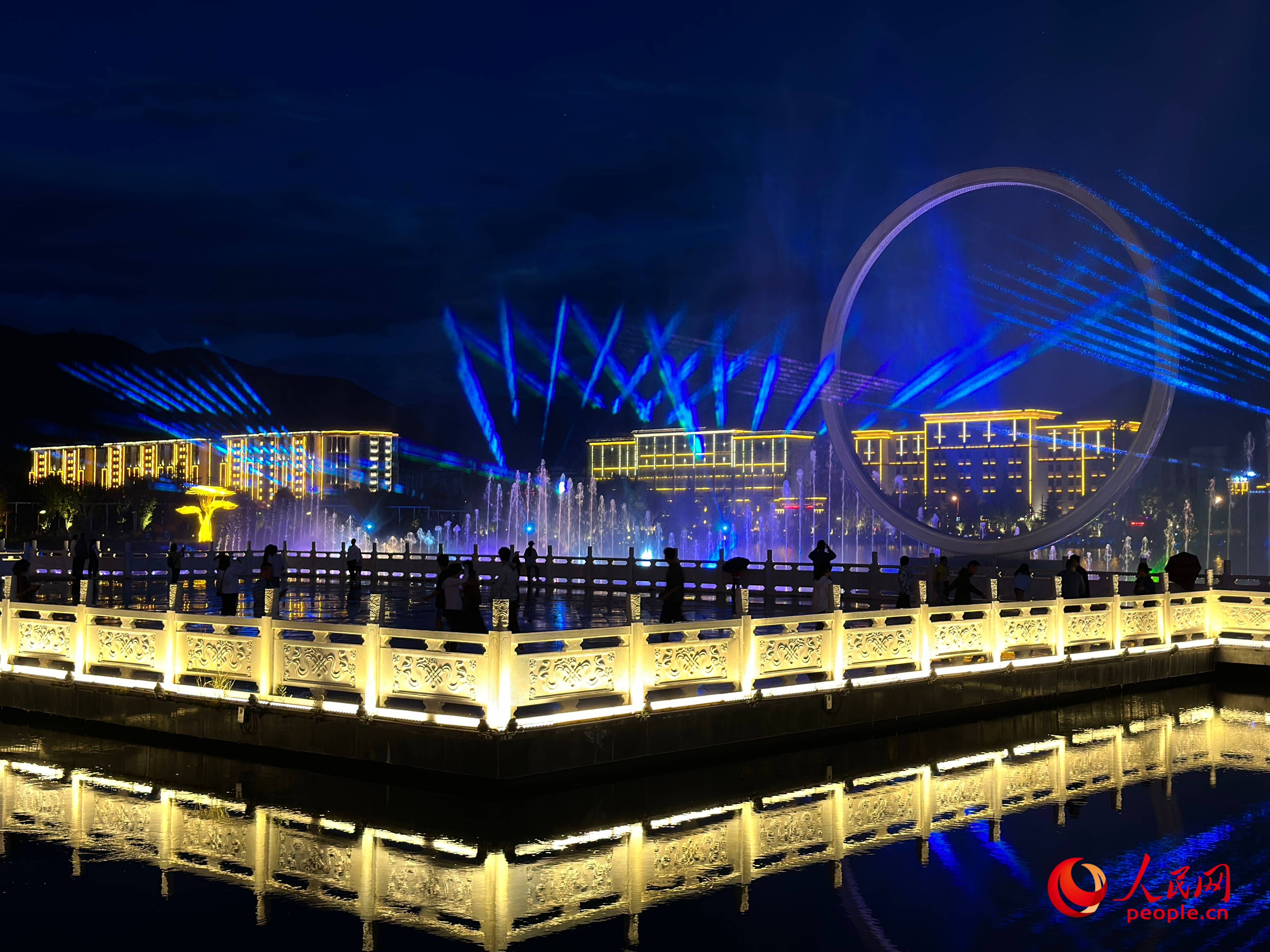 工布公園的音樂水秀噴泉，吸引市民和游客前來拍照打卡。人民網(wǎng) 周靜圓攝