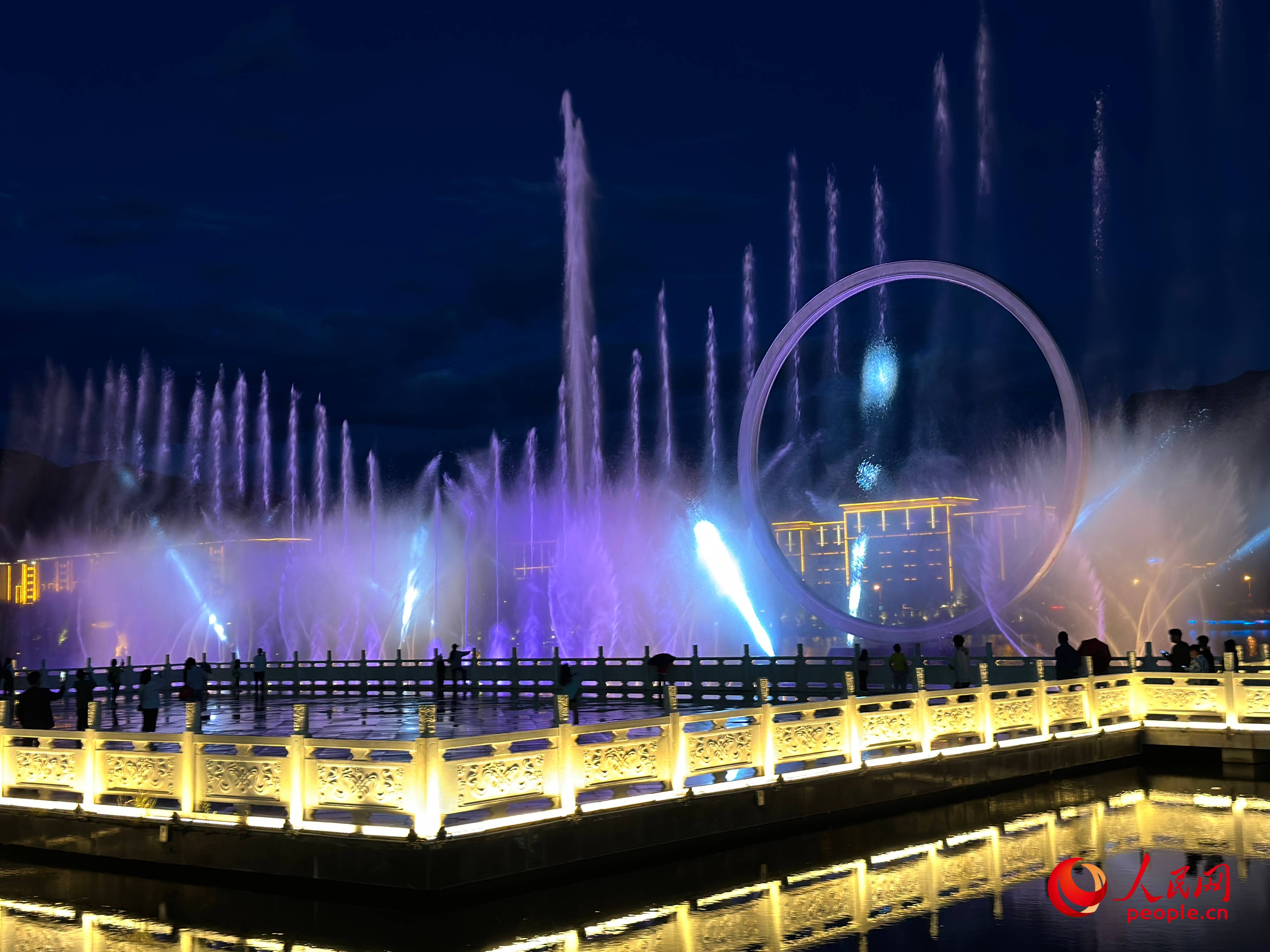 工布公園的音樂水秀噴泉，吸引市民和游客前來拍照打卡。人民網(wǎng) 周靜圓攝