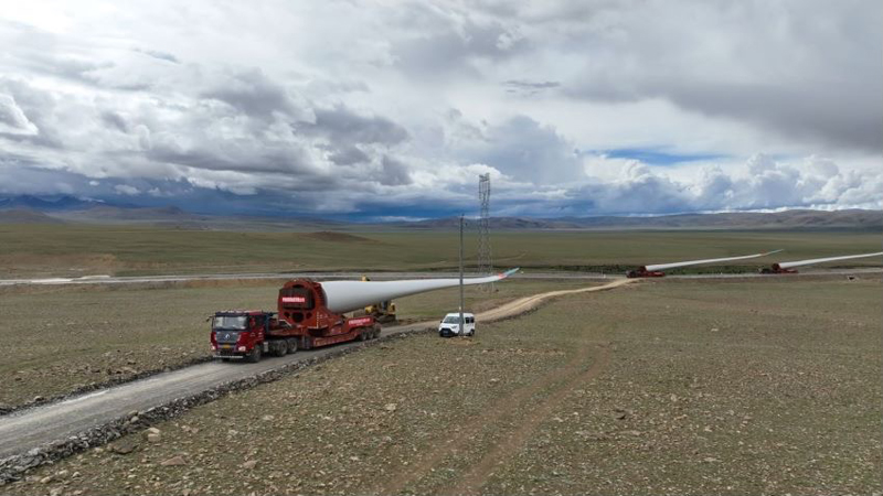 西藏措美哲古風(fēng)電場首批3.6兆瓦風(fēng)電機(jī)組運輸。受訪者供圖