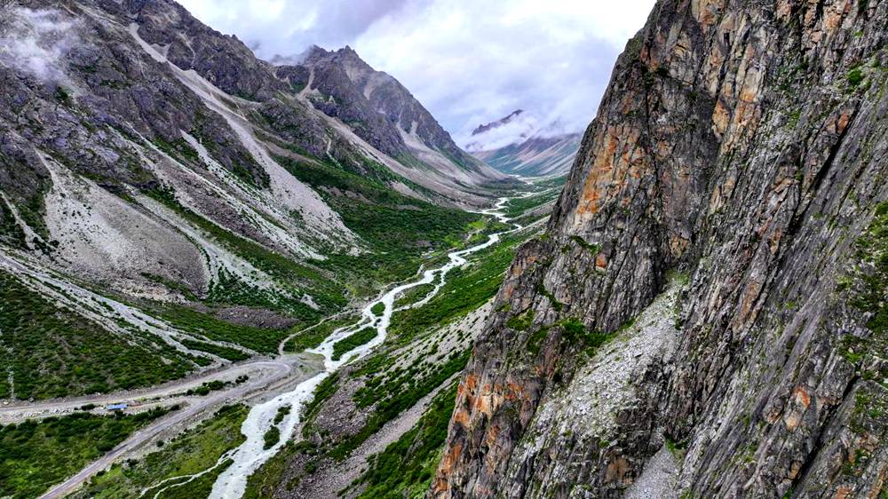 磅礴的河流滋養(yǎng)著山間草木。張澤坤攝