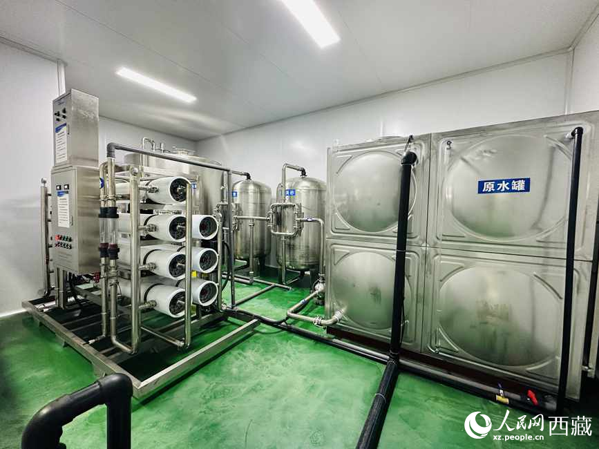 “色達牙泉”礦泉水（桶裝水）生產加工基地。人民網記者 次仁羅布攝