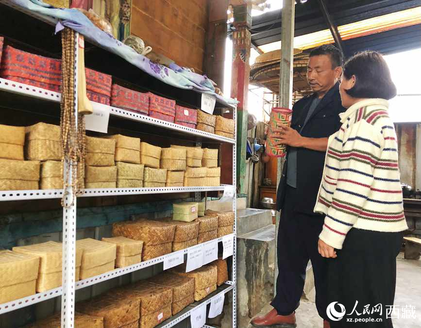 愛明（左一）給游客介紹藤竹產品。