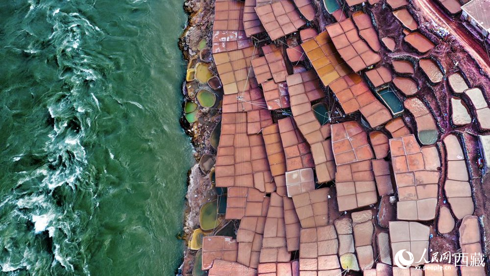 拍攝位于瀾滄江畔的鹽井古鹽田。人民網(wǎng)記者 次仁羅布攝