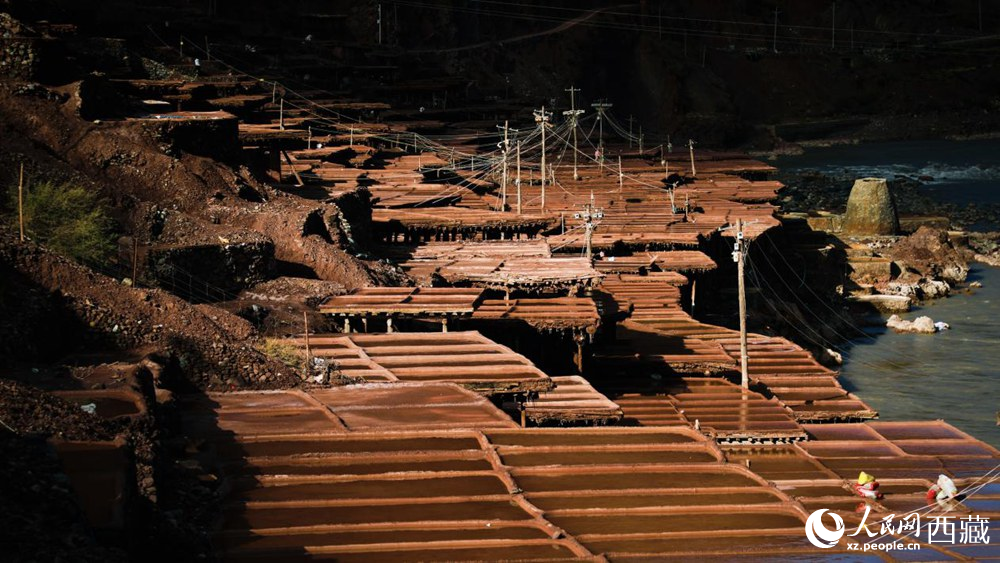 大大小小數(shù)千塊鹽田，形成一道絕美的風(fēng)景線。人民網(wǎng)記者 次仁羅布攝