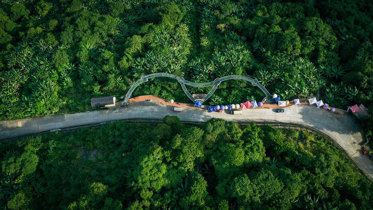 無人機(jī)航拍墨脫縣果果塘大拐彎觀景臺。人民網(wǎng)記者 次仁羅布攝