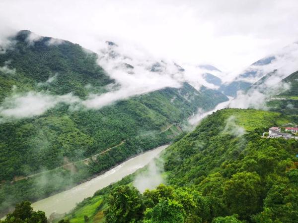 幾代建設(shè)者，歷經(jīng)半個(gè)多世紀(jì)完成！這是一條怎樣的公路？