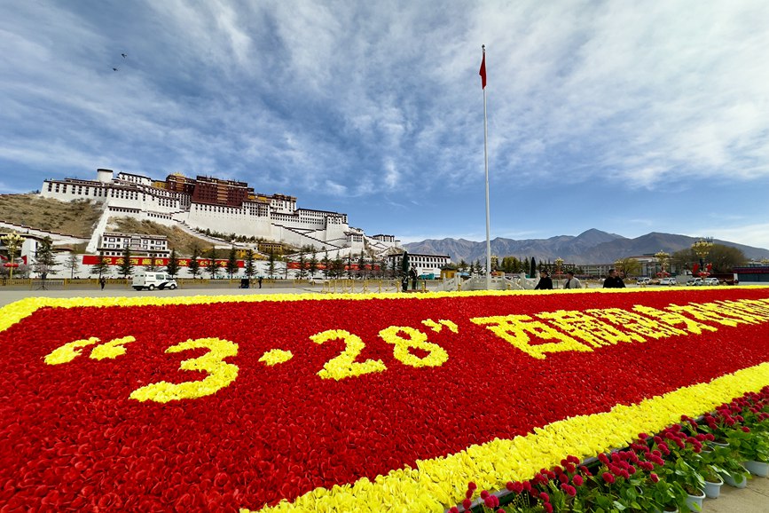 布達(dá)拉宮廣場(chǎng)。