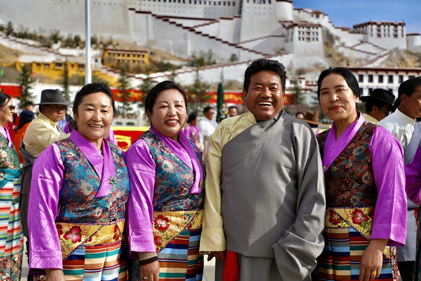 干部群眾身著盛裝在布達(dá)拉宮廣場(chǎng)留影。