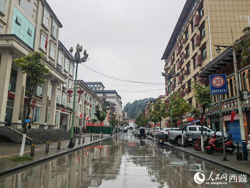 如今的墨脫縣城一應(yīng)俱全。人民網(wǎng) 李海霞攝