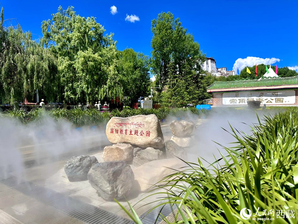 布達(dá)拉宮腳下的宗角祿康公園。