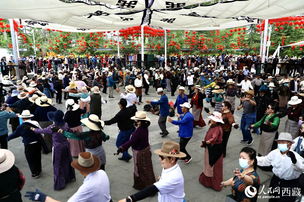 市民在公園內(nèi)跳鍋莊舞。