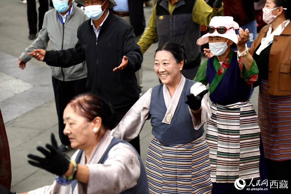 市民在公園內(nèi)跳鍋莊舞。