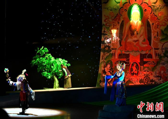 西藏拉薩:新編現(xiàn)實題材藏戲《綠色哈達》開演