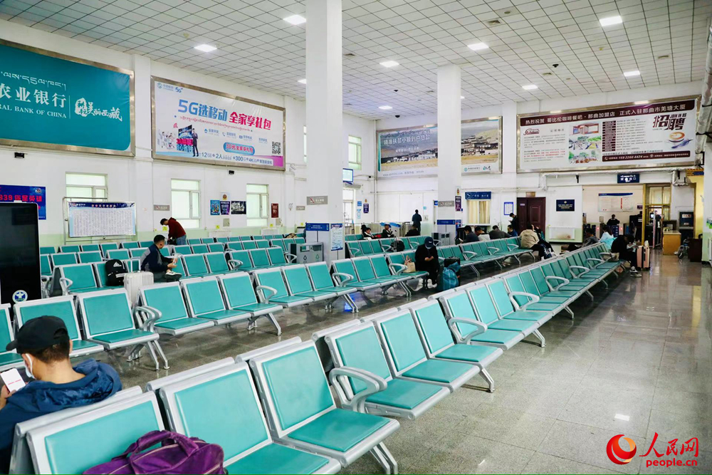 火車站內(nèi)景。人民網(wǎng)記者 次仁羅布攝