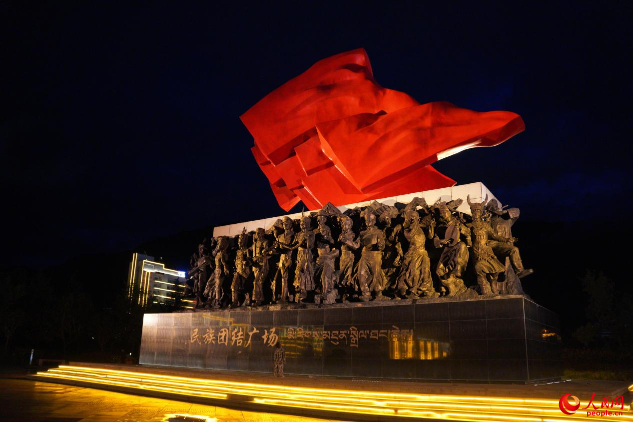 西藏林芝市民族團結(jié)廣場上的標志性雕塑。人民網(wǎng)記者 趙晨攝