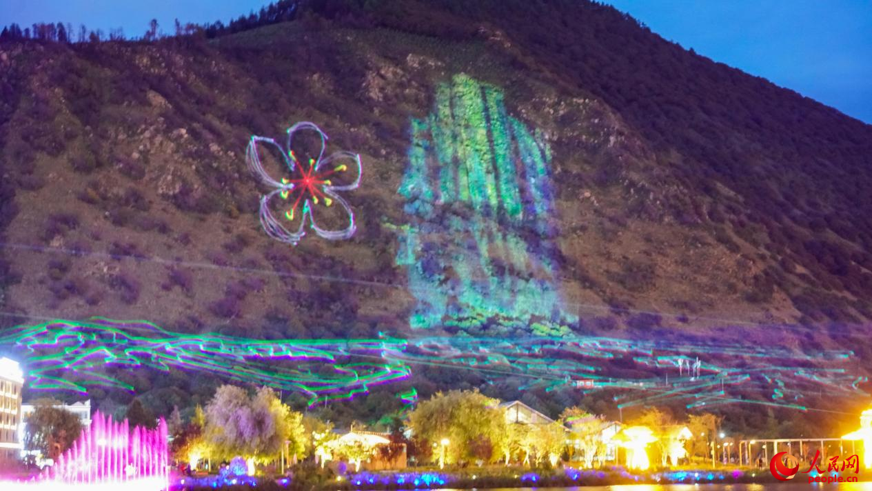 西藏林芝市民族團結(jié)廣場燈光秀舞動。人民網(wǎng)記者 趙晨攝