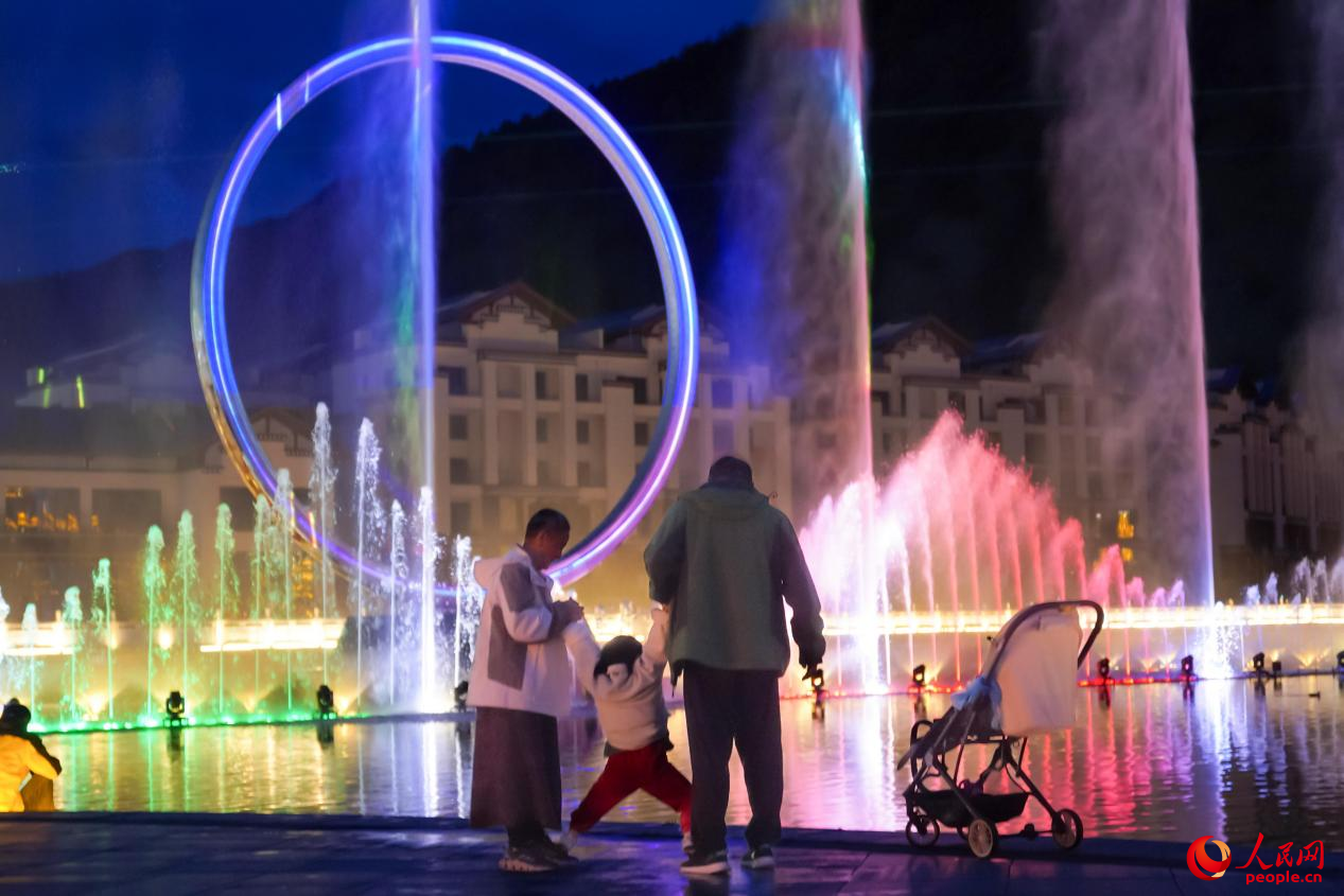 居民在西藏林芝市民族團結(jié)廣場上玩耍。人民網(wǎng)記者 趙晨攝